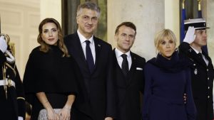 Makron i Plenković potpisali u Parizu: Hrvatska od Francuske kupuje haubice 155 mm i unapređuje Rafale 2 Makron i Plenković potpisali u Parizu: Hrvatska od Francuske kupuje haubice 155 mm i unapređuje Rafale 2