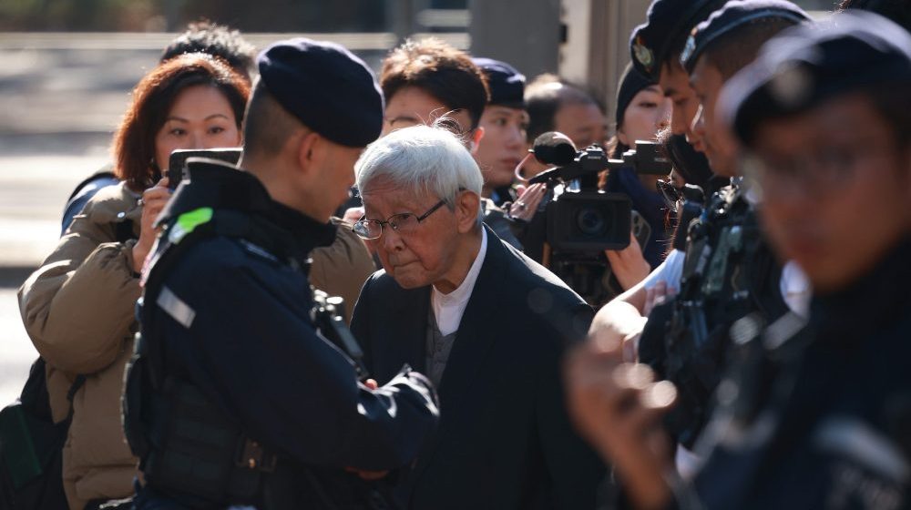 Prodemokratski hongonški tajkun proglašen krivim, preti mu doživotna kazna 10