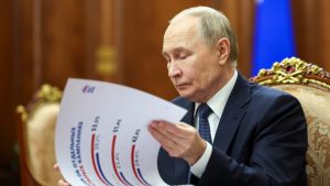 "Glupo je o tome razmišljati. Zar ne? Glupo i bez perspektive. Ali kako je prijatno": Ruski pisac o Putinu za Moskovski tajms 5 "Glupo je o tome razmišljati. Zar ne? Glupo i bez perspektive. Ali kako je prijatno": Ruski pisac o Putinu za Moskovski tajms 3