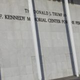 Više umetnika otkazalo nastupe zbog preimenovanja Kenedi centra u Tramp-Kenedi centar 2