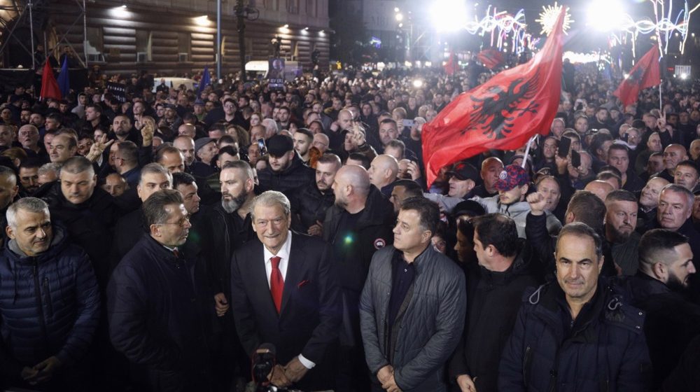 U Albaniji tenzije na antivladinom protestu opozicije 6
