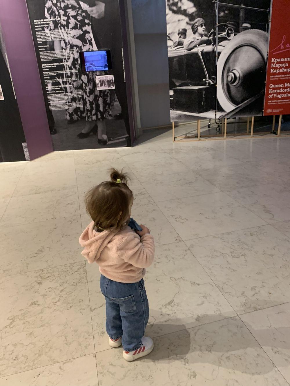 devojčica u holu Kinoteke 