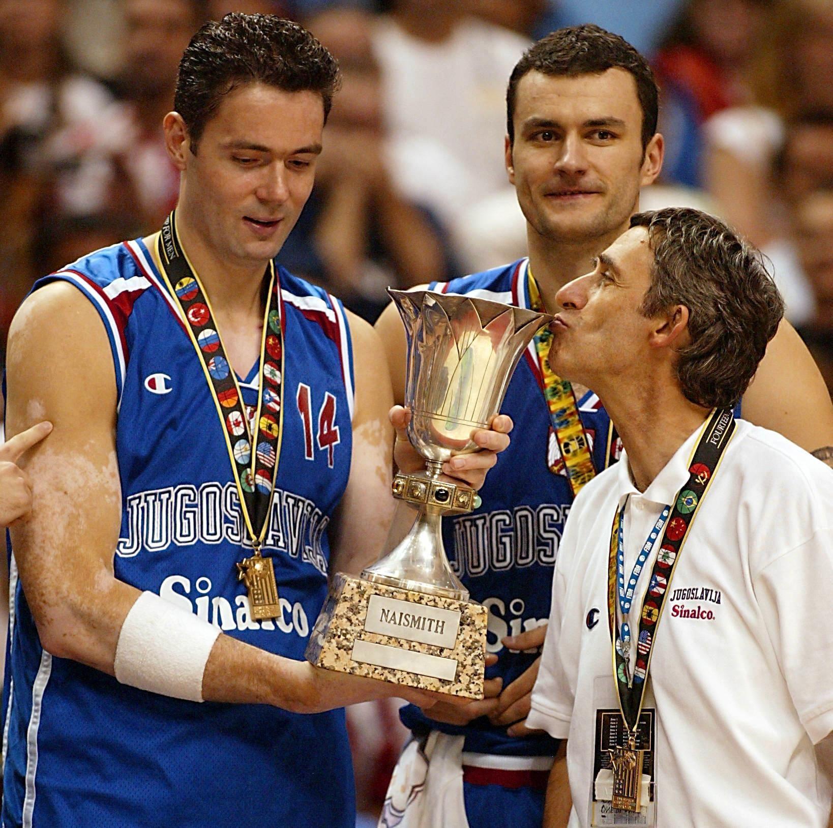 Ko je Dejan Tomašević, novi predsednik Olimpijskog komiteta Srbije 2 Tomašević i Svetislav Pešić po osvajanju Svetskog prvenstva 2002. godine