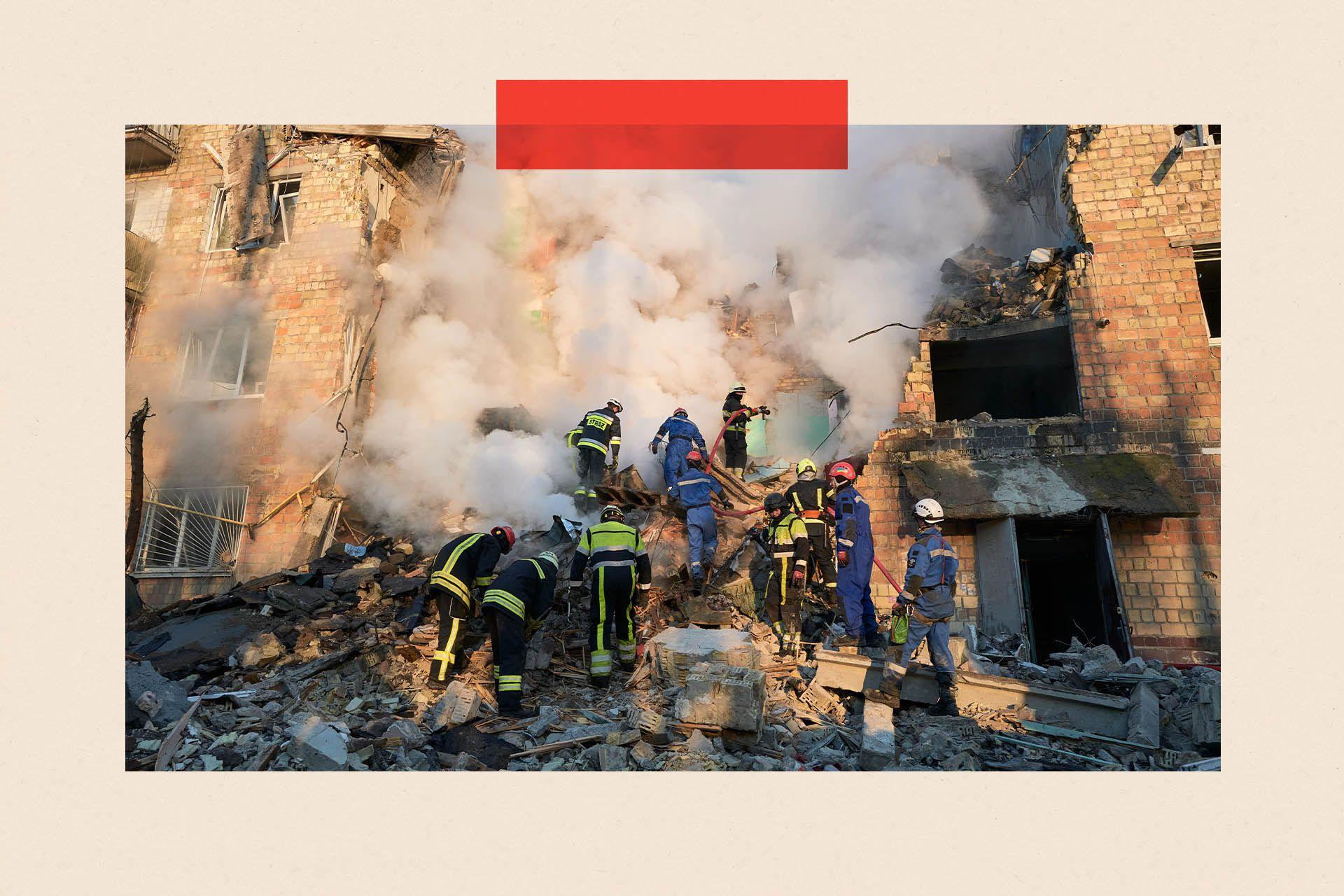 Vatrogasci pokušavaju da ugase požar
