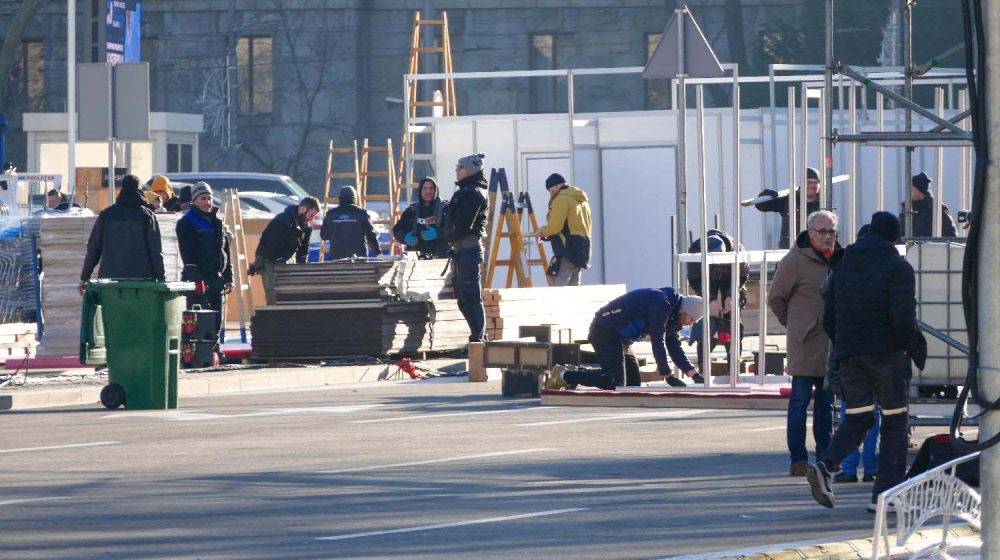 Uklonjeni šatori ispred Narodne skupštine, radnici postavljaju montažne objekte za Novu godinu (FOTO) 1