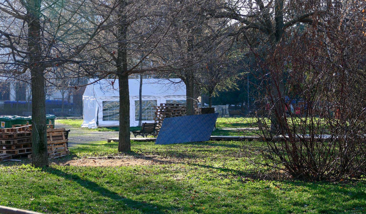 Uklonjeni šatori ispred Narodne skupštine, radnici postavljaju montažne objekte za Novu godinu (FOTO) 4