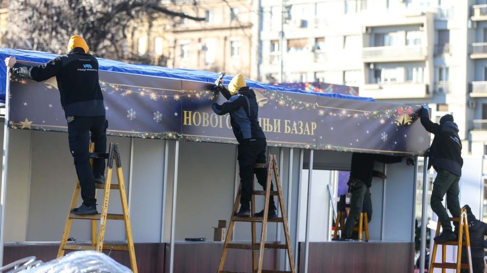 Božićno seoce ispred Skupštine uglavnom prazno, tek poneki štand otvoren 10