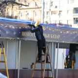 Božićno seoce ispred Skupštine uglavnom prazno, tek poneki štand otvoren 7