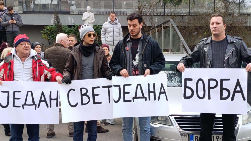 "Danas" na protestu glumaca ispred RTS-a zbog DUNP-a: Novi Pazar je pokazna vežba za obračun sa univerzitetima (FOTO; VIDEO) 1
