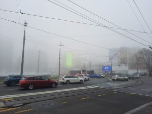 Vozačima se savetuje oprez zbog magle koja smanjuje vidljivost na putu, a koja je najgušća u nizijama, gde su i kolovozi klizavi, saopštio je jutros Auto-moto savez Srbije (AMSS).