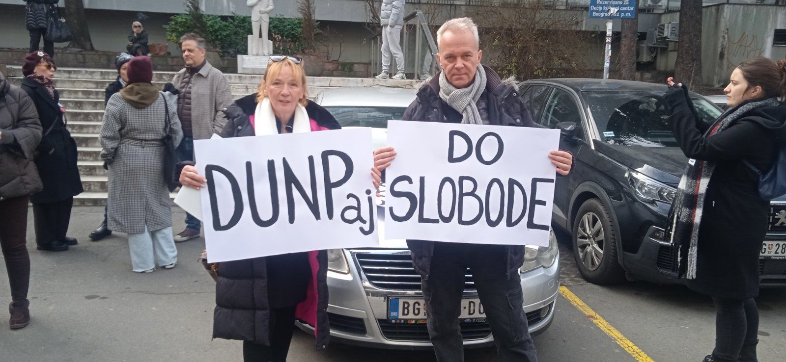 "Danas" na protestu glumaca ispred RTS-a zbog DUNP-a: Novi Pazar je pokazna vežba za obračun sa univerzitetima (FOTO; VIDEO) 2 "Danas" na protestu glumaca ispred RTS-a zbog DUNP-a: Novi Pazar je pokazna vežba za obračun sa univerzitetima (FOTO; VIDEO) 2