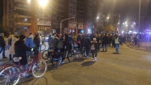 "Zmajevi se vraćaju u svoje gnezdo": Protestna šetnja roditelja i đaka Jovine gimnazije u Novom Sadu (FOTO; VIDEO) 1