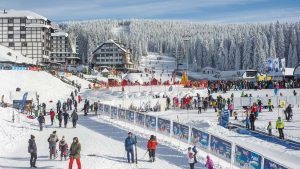 Dnevni ski-pas na Kopaoniku košta i do 6.500 dinara, dok sezonska karta prelazi 950 evra, što skijanje u Srbiji čini gotovo nedostupnim prosečnom građaninu.