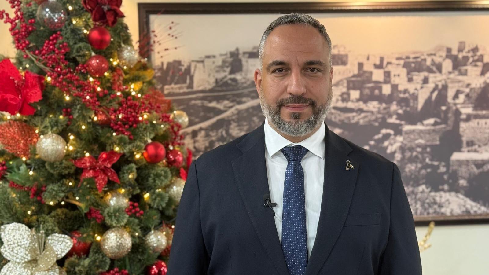 Maher Kanavati ispred novogodišnje jelke