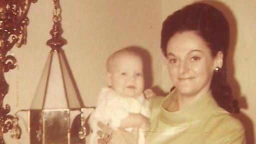 Holivudska priča dvoje zaljubljenih tinejdžera koji su posle 40 godina pronašli jedno drugo i njihovu ćerku 3 beba u naručju žene