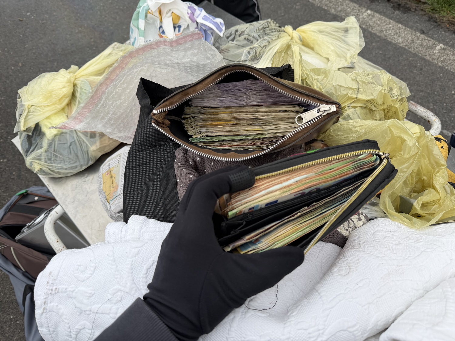 Carina sprečila šverc: U koferu za šminku pronađeno 106.000 evra i 1,7 kilograma nakita 3 Carina sprečila šverc: U koferu za šminku pronađeno 106.000 evra i 1,7 kilograma nakita 3