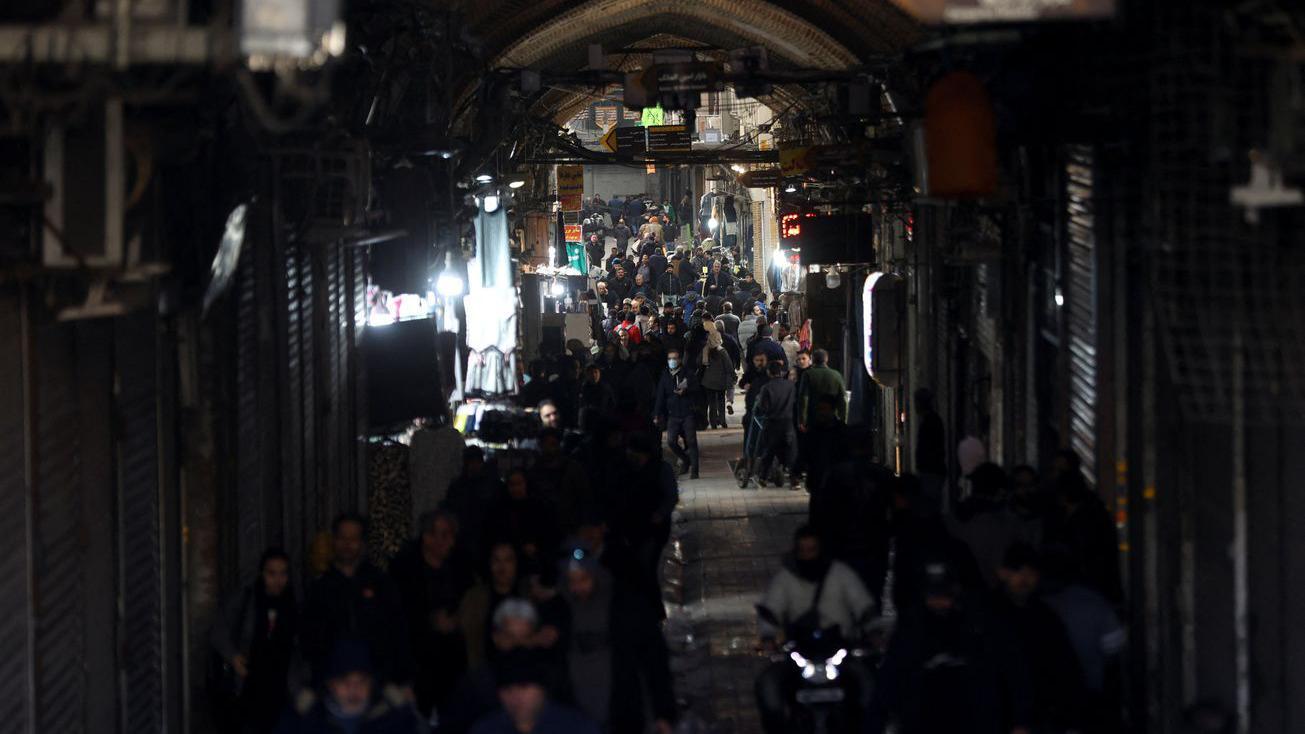 Rekordno nizak nivo državne valute: Protesti i štrajkovi širom Irana 2 Kolona ljudi koja prolazi pored zatvorenih radnji u mraku