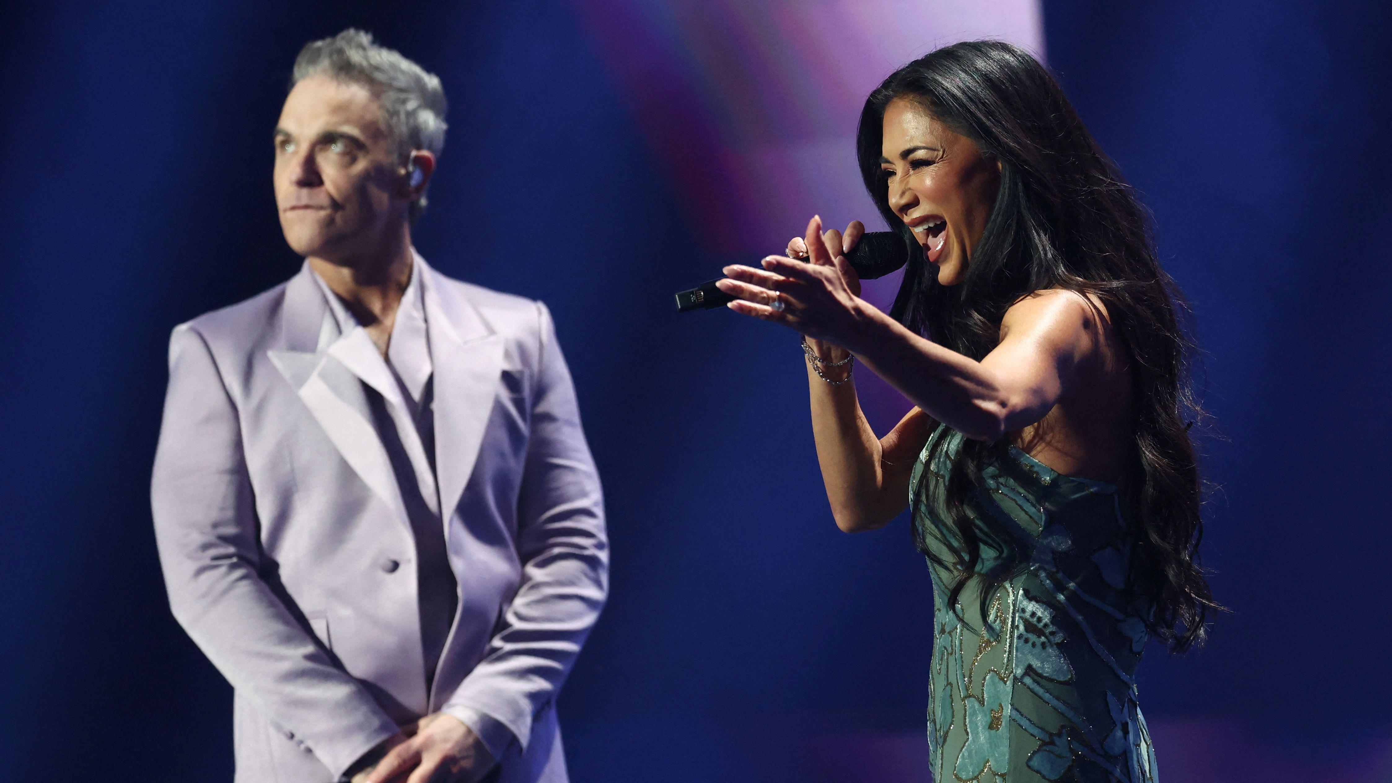 Robi Vilijams i Nikol Šerzinger izvode himnu prvenstva