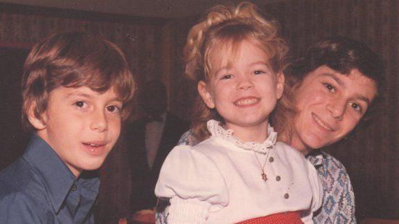 Holivudska priča dvoje zaljubljenih tinejdžera koji su posle 40 godina pronašli jedno drugo i njihovu ćerku 4 devojčica u sredini sa još dva dečaka, sestra sa braćom