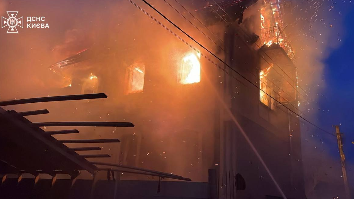 Kuća gori u Kijevu posle ruskog vazdušnog napada. 27. decembar 2025.