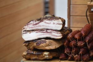 Ministarstvao poljoprivrede Srbije saopštilo je danas da veterinarska inspekcija sprovodi pojačan nadzor u svim objektima koji se bave proizvodnjom, preradom, skladištenjem i prometom mesa i proizvoda od mesa, mleka i mlečnih proizvoda, ribe, jaja, kao i mešovitih prehrambenih proizvoda.