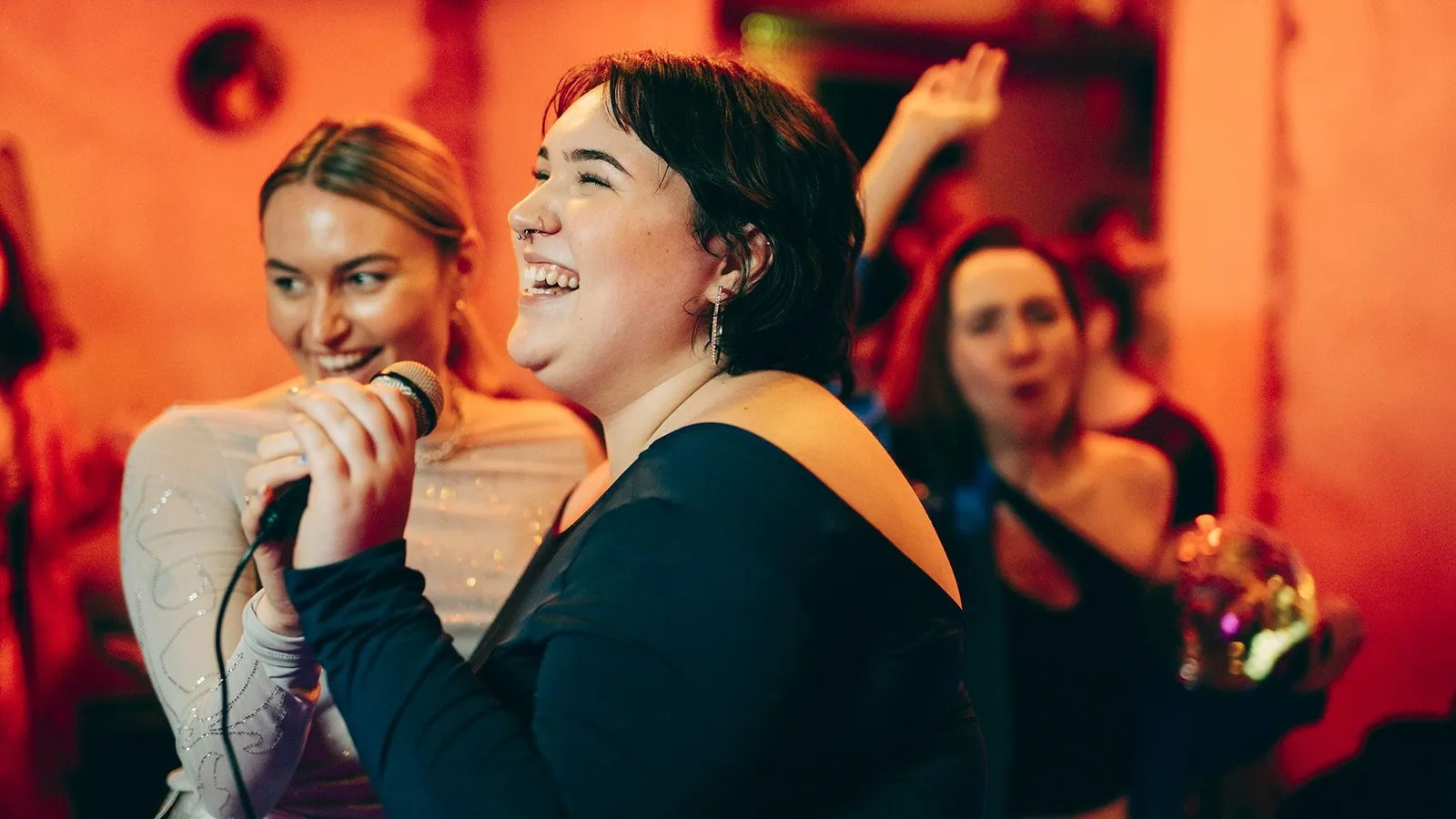 'Pevanje ne leči samo dušu, već i telo' 2 Dve žene pevaju