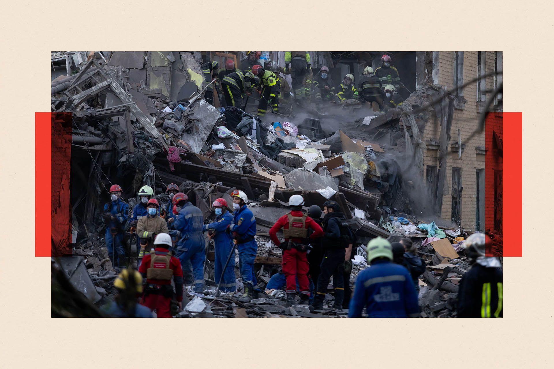 spasilačke službe tragaju za preživelima ispod ruševina zgrade u Kijevu koju je pogodio ruski projektil