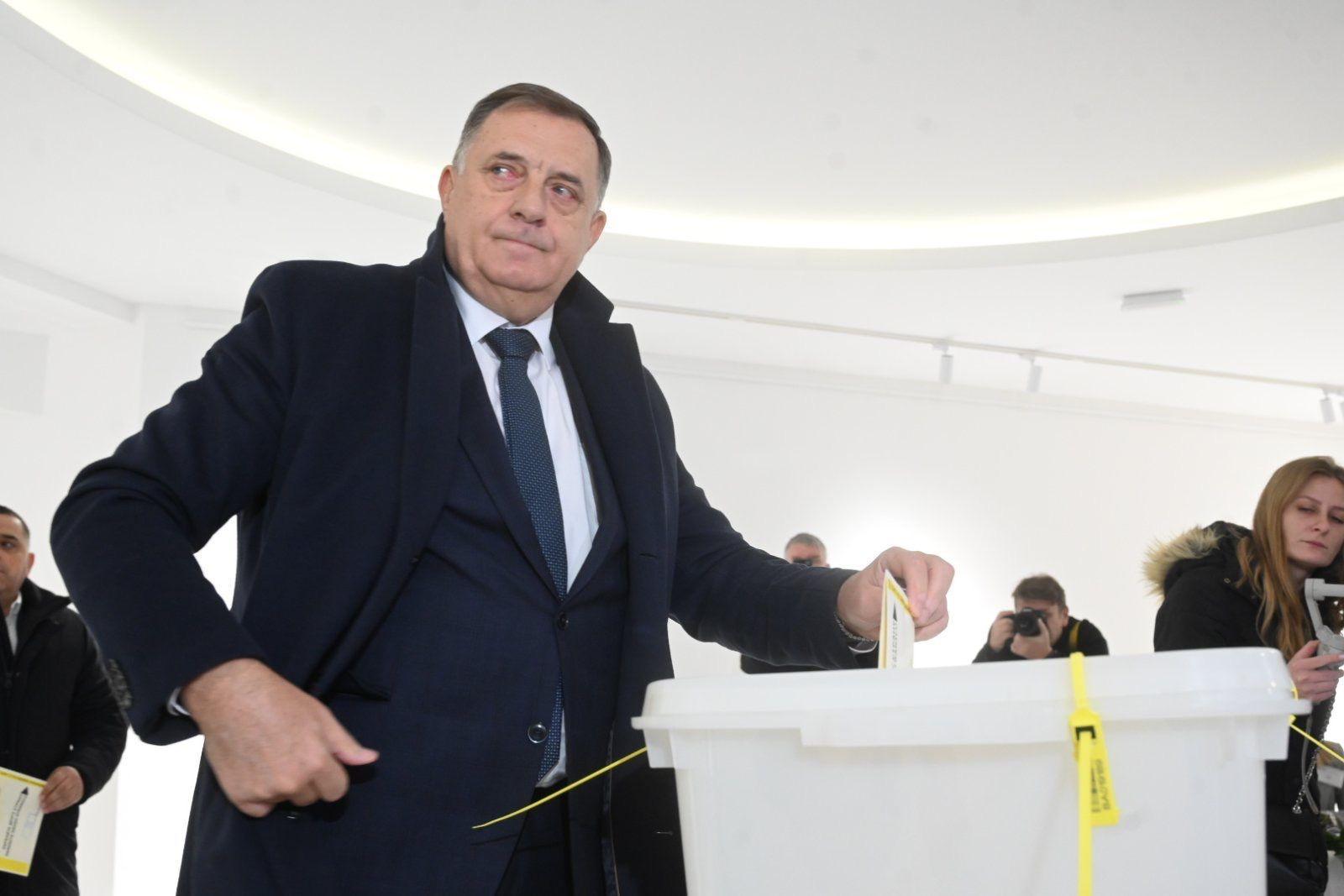 Ponavljaju se predsednički izbori na više od 100 mesta u Republici Srpskoj 6 Milorad Dodik glasa