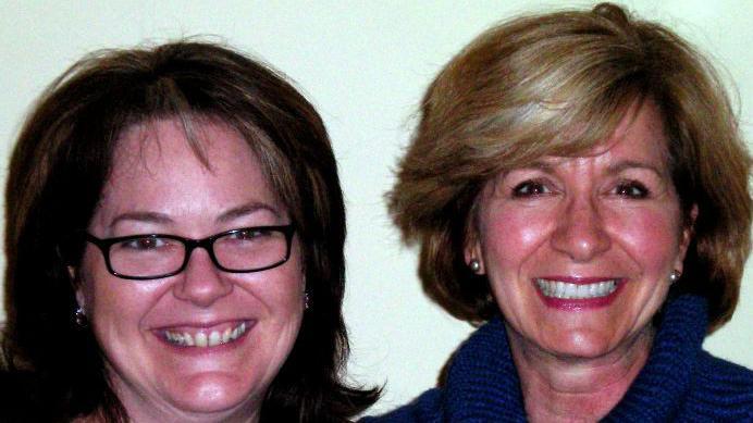 Holivudska priča dvoje zaljubljenih tinejdžera koji su posle 40 godina pronašli jedno drugo i njihovu ćerku 5 dve žene se smeju u kameru, jedna nosi naočare