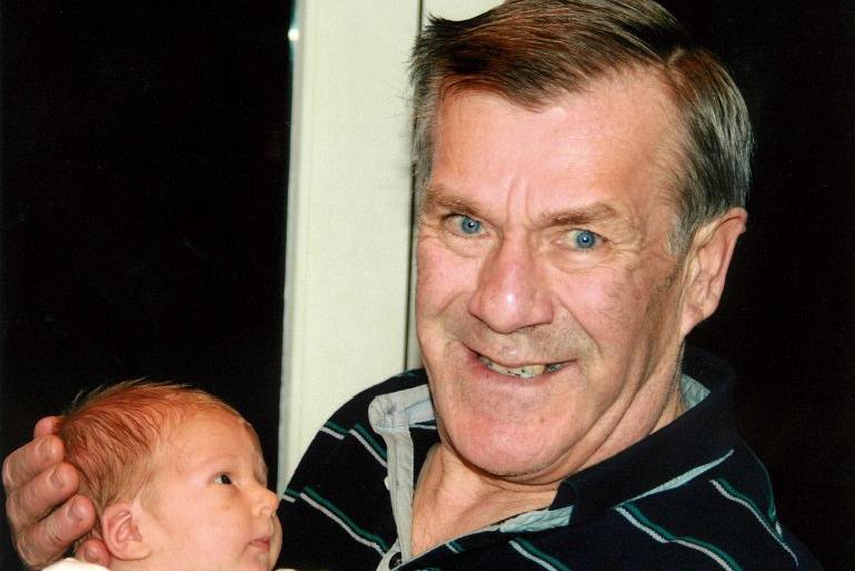 Nasmejan Roni sa bebom u rukama