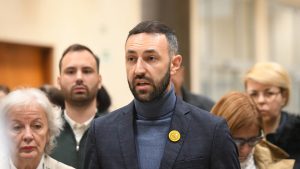 Portparol KP tvrdi da je doktorka odbila da leči dete Sava Manojlovića, jer je otkrio identitet policajaca koji su tukli studente 3 Portparol KP tvrdi da je doktorka odbila da leči dete Sava Manojlovića, jer je otkrio identitet policajaca koji su tukli studente 2
