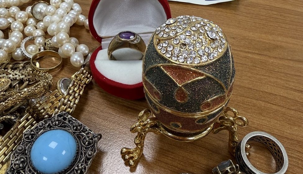 Carina sprečila šverc: U koferu za šminku pronađeno 106.000 evra i 1,7 kilograma nakita 10