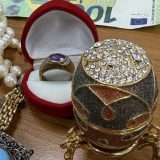 Carina sprečila šverc: U koferu za šminku pronađeno 106.000 evra i 1,7 kilograma nakita 8