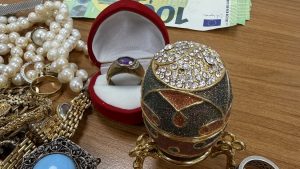 Carina sprečila šverc: U koferu za šminku pronađeno 106.000 evra i 1,7 kilograma nakita