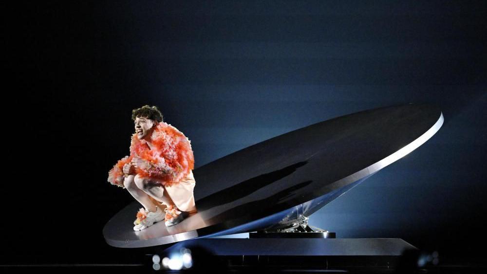 Pobednik Evrovizije Nemo vraća trofej u znak protesta zbog Izraela 2 nemo na bini, nemo na evroviziji, nemo peva na bini