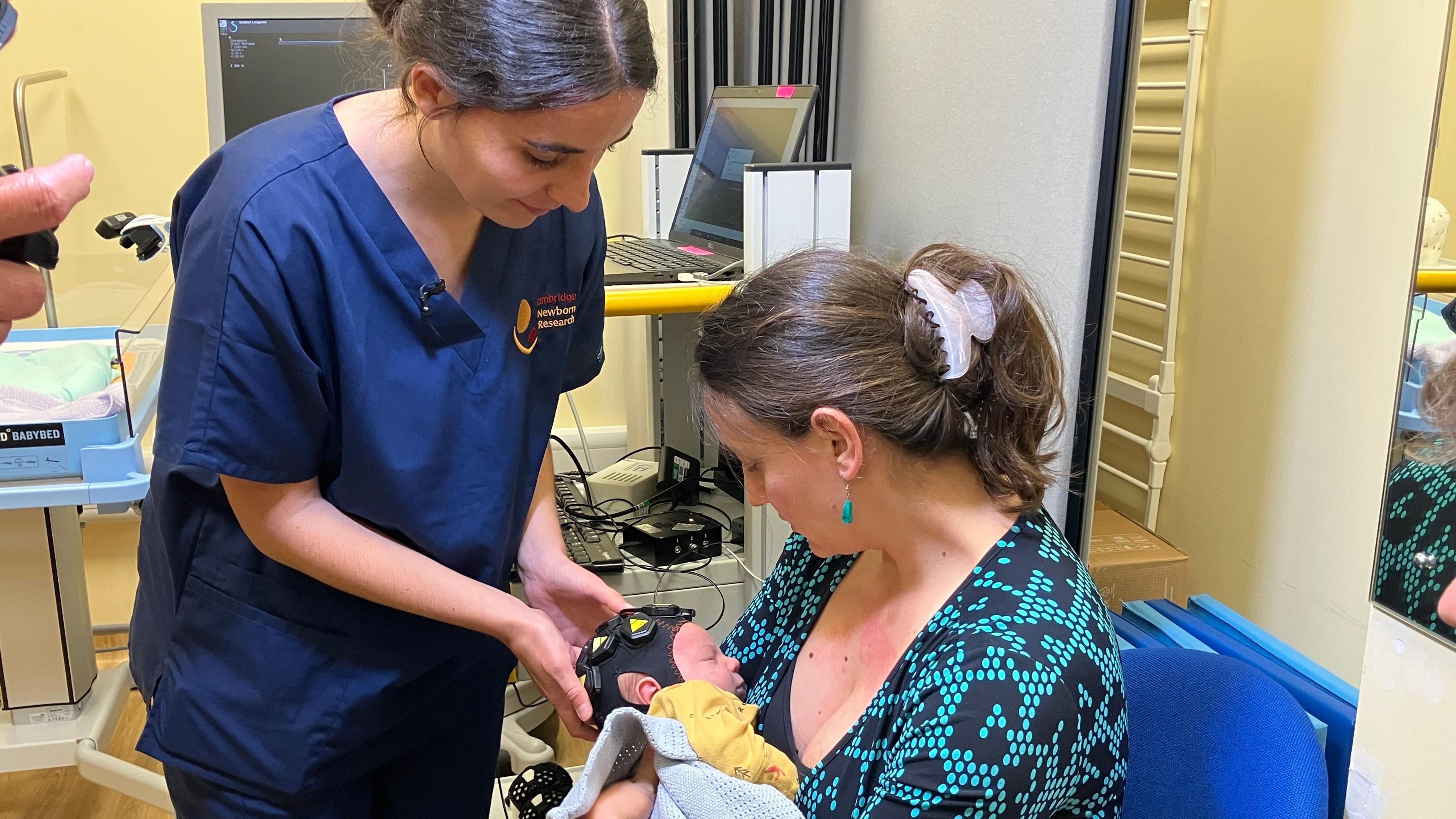 Revolucionarna kapa za mozak - nada za bebe rođene sa povredama 2 Beba sa kapom