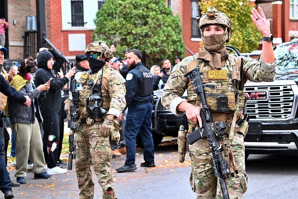 Jesu li papa i Bela kuća u svađi 2 Agenti Imigracione i carinske službe (ICE) sprovode operacije u naselju Little Village, pretežno meksičko-američkoj zajednici u Čikagu, Sjedinjene Američke Države, 8. novembra 2025. godine.