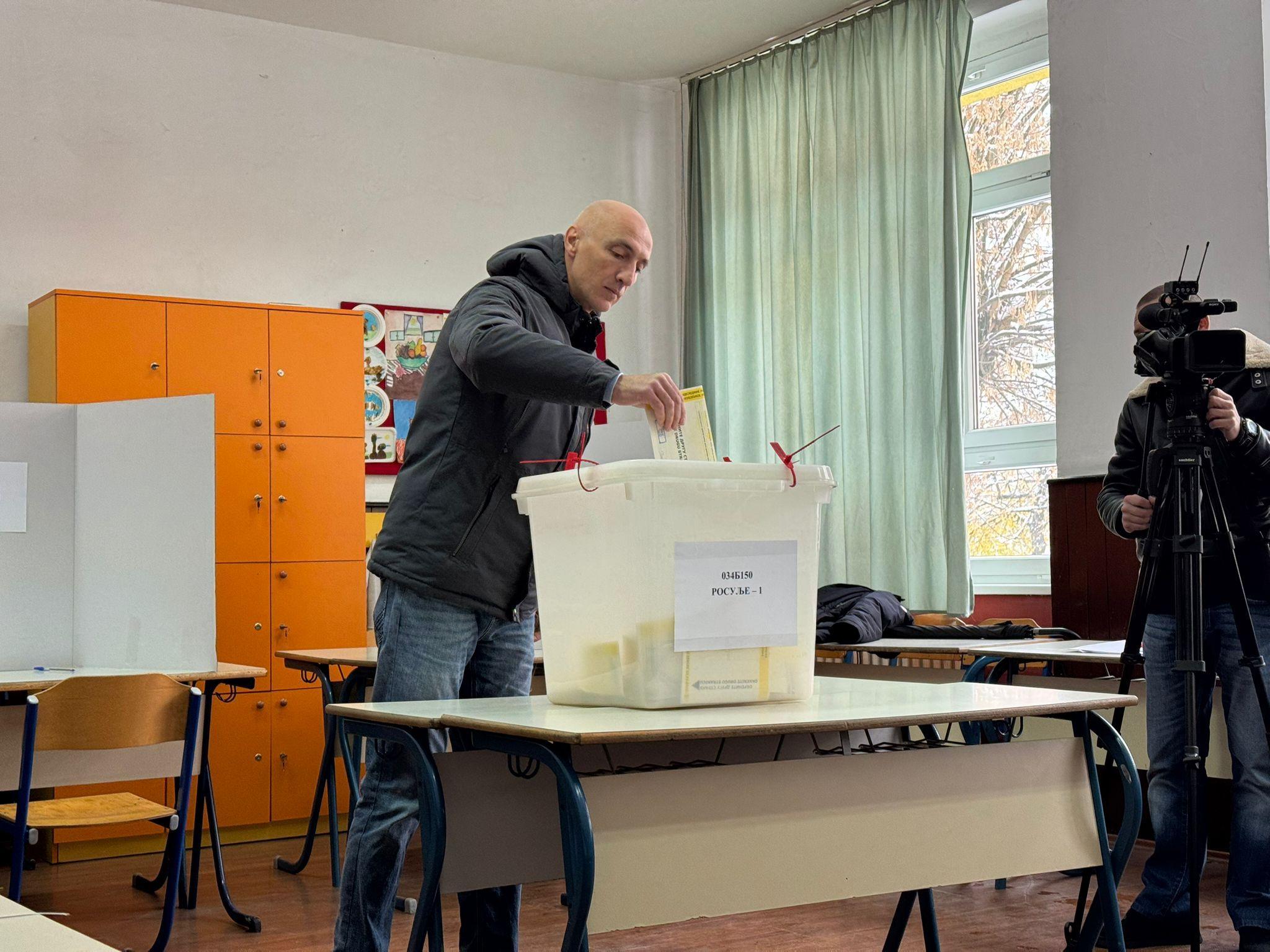 Ponavljaju se predsednički izbori na više od 100 mesta u Republici Srpskoj 9 Glasač na izborima u Republici Srpskoj