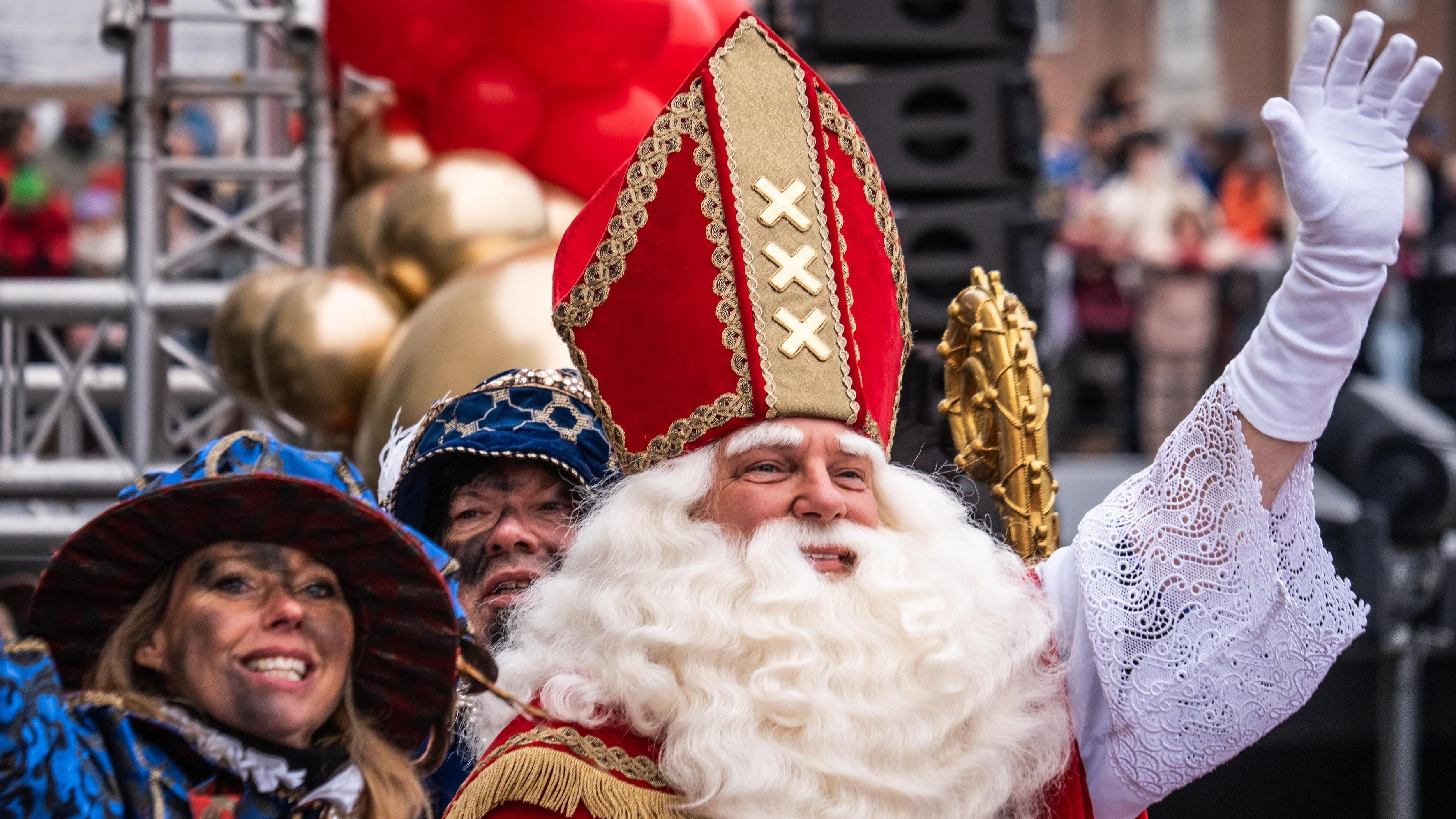 Sva lica Svetog Nikole: Između istorije i verovanja 1 Deda Mraz, koga u Holandiji zovu Sinetrklas, stiže u Amsterdam