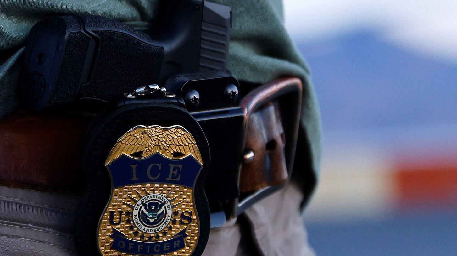 Život u ICE pritvoru: Svedočenje srpskog kamiondžije iz Amerike 2 Pištolj i značka sa logom Službe za imigraciju i carinu (ICE)