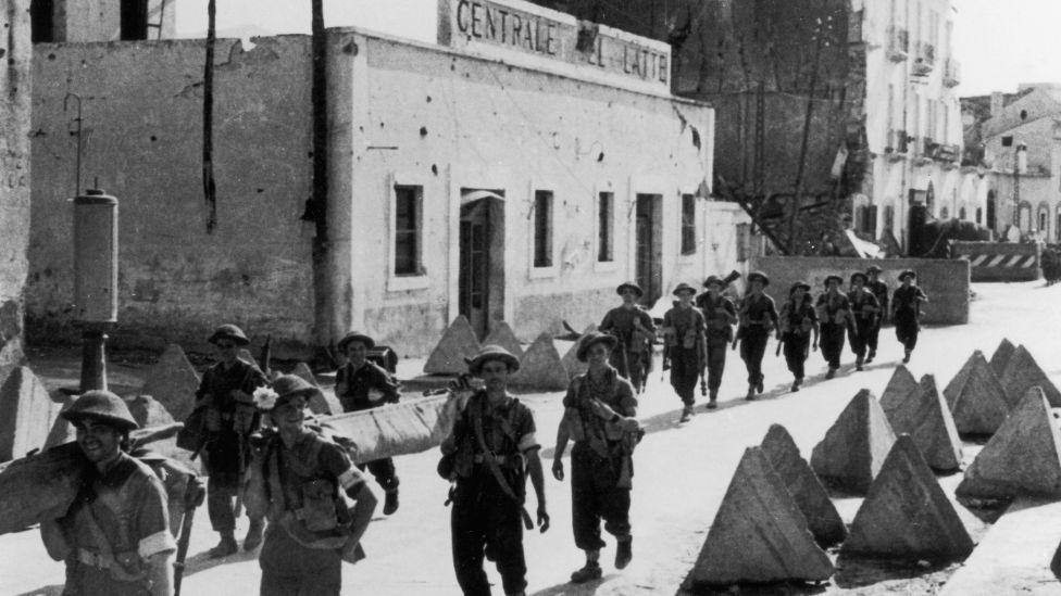 Od gladi do nade: 'Voz sreće' koji je doneo novi život za 70.000 italijanske dece 2 Britanski vojnici na putevima u Salermu tokom Drugog svetskog rata