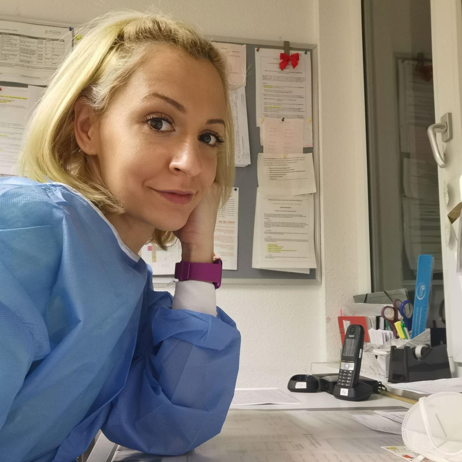 Nasilje nad ženama u Srbiji: Kad dom nije sigurna kuća 2 Žena sedi u lekarskoj uniformi