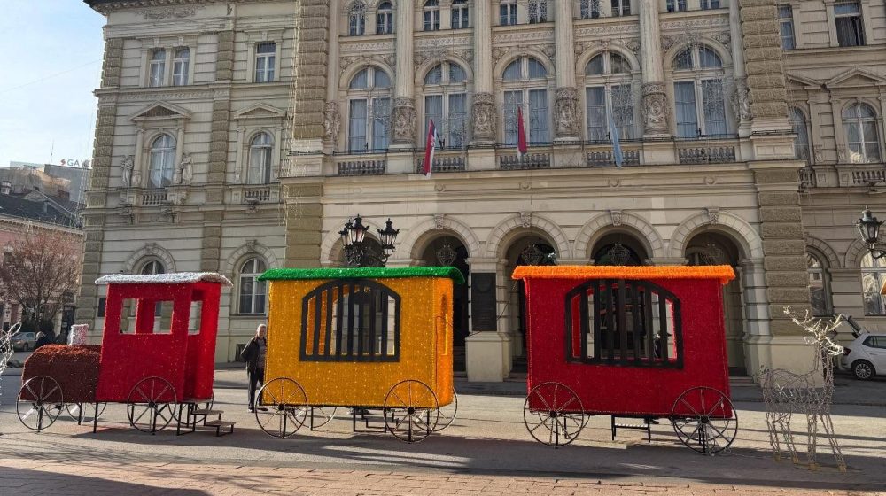 Pijanista „doradio“ novogodišnju dekoraciju u Novom Sadu: „Besplatan prevoz za funkcionere“ 8