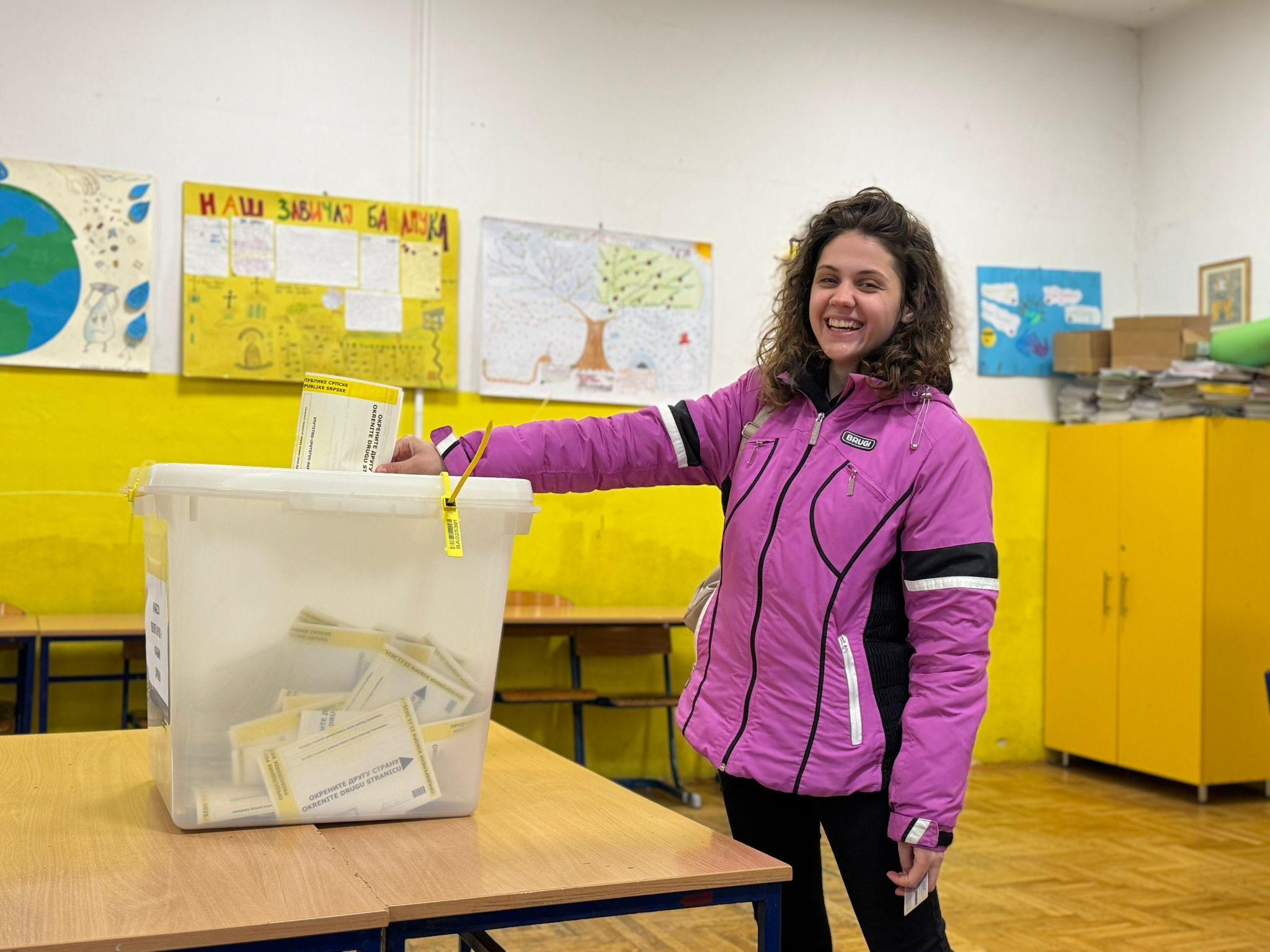 Ponavljaju se predsednički izbori na više od 100 mesta u Republici Srpskoj 3 Devojka glasa u Banjaluci