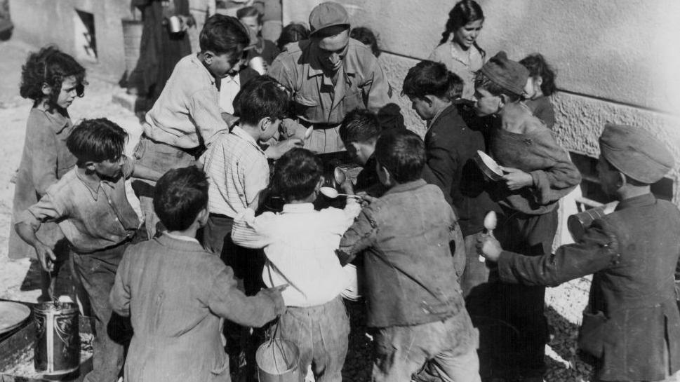 Od gladi do nade: 'Voz sreće' koji je doneo novi život za 70.000 italijanske dece 5 Američki vojnici hrane izgladnelu italijansku decu