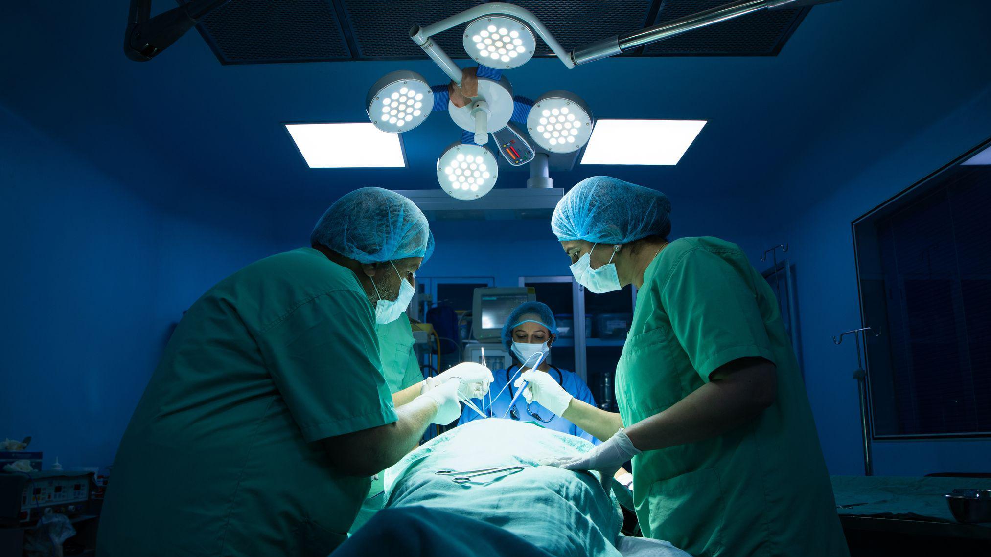 Tim hirurga izvodi operaciju u sali bolnice