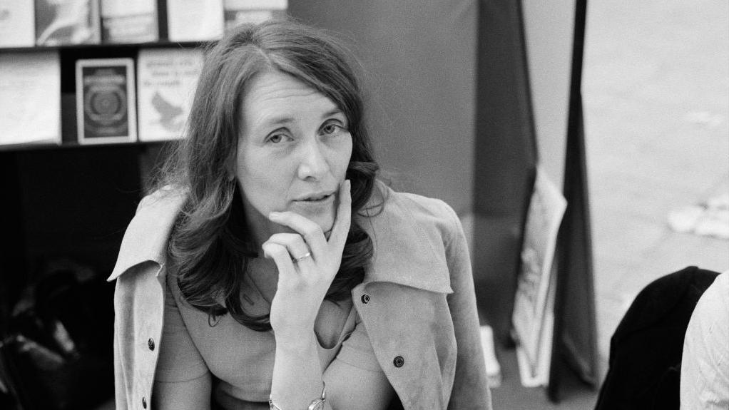 Ani Erno na sajmu knjiga u Nici, žena na crno-beloj fotografiji ogrnuta kaputom 