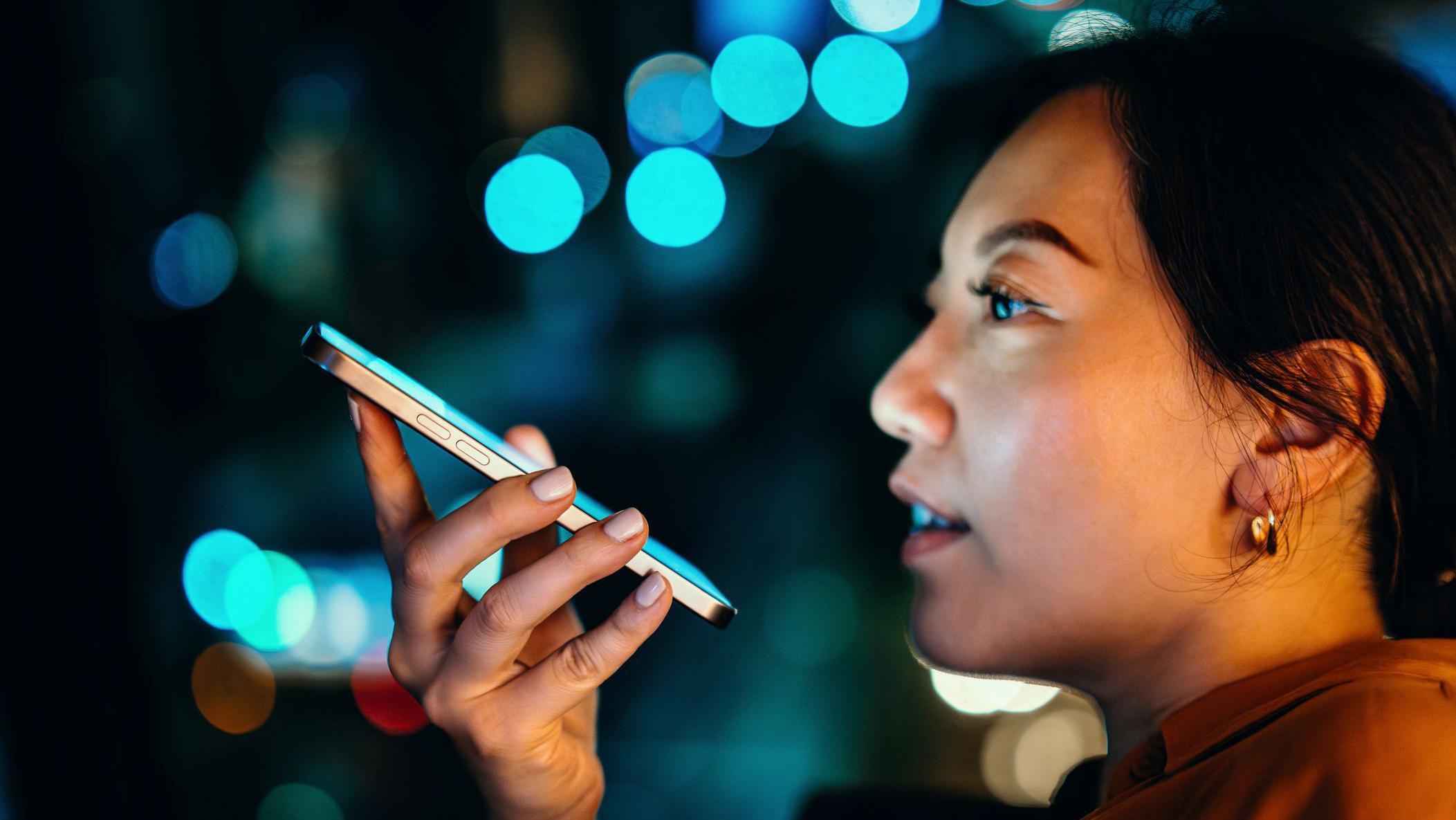 Kako izvući najviše iz veštačke inteligencije: Četiri pitanja za vas 3 Mlada žena azijskog porekla govori u telefon