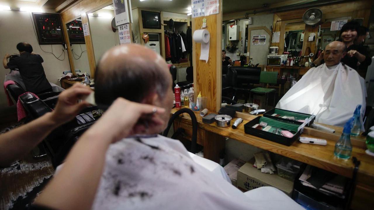 Kako je presađivanje kose postalo političko pitanje u Južnoj Koreji 2 Čovek kod frizera