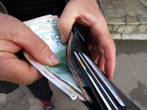 Minimalna zarada u Srbiji od danas iznosi 371 dinar po radnom satu bez poreza i doprinosa, odnosno za mesec sa 174 radnih sati 64.554 dinara.

 